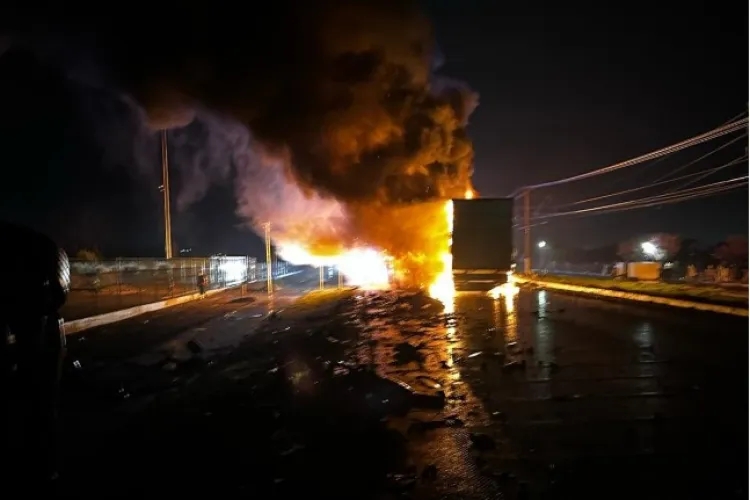 Accident cumplit, urmat de incendiu! Două camioane au fost distruse complet, iar ambii șoferi au murit pe loc