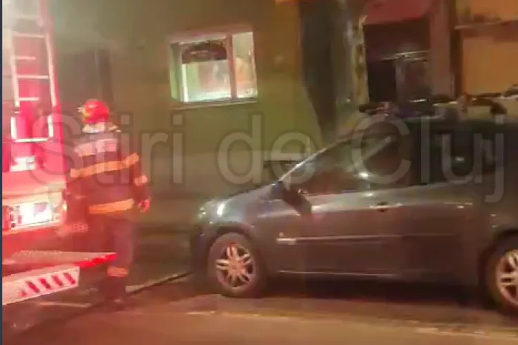 Incendiu într-un apartament pe strada Horea din Cluj-Napoca. Pompierii au trimis autoscara la intervenție pentru a putea intra FOTO/VIDEO