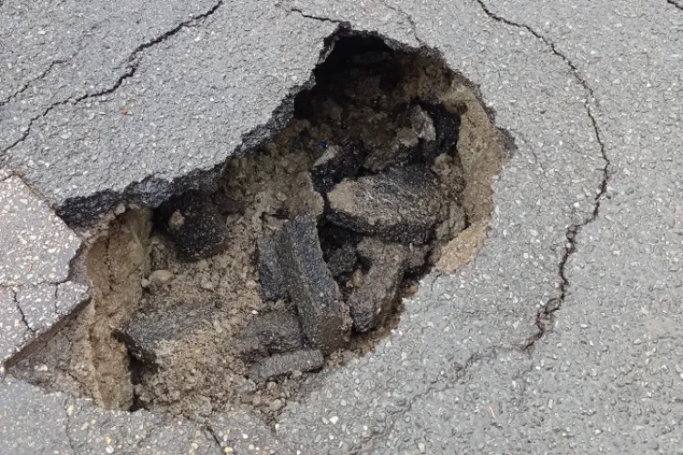 Crater imens pe o stradă din cartierul de fițe al Clujului! Un șofer a avut parte de o supriză neplăcută: ,,Am crezut că se rupe mașina’’ - FOTO