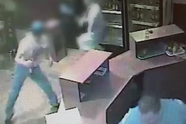 Barman din Cluj, bătut fără milă pentru că a refuzat să servească un client beat criță / A sărit peste tejghea și a încercat să-l lovească cu un scaun