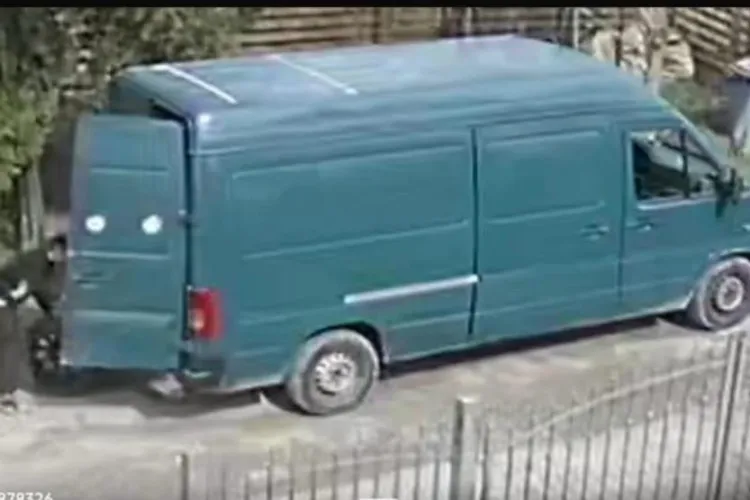 Halucinant! Un tânăr din Cluj a rămas fără jantele de la BMW, după ce hoții i-au intrat în curte. Le-au furat ziua în amiaza mare- HOȚII SUPRINȘI PE CAMERE