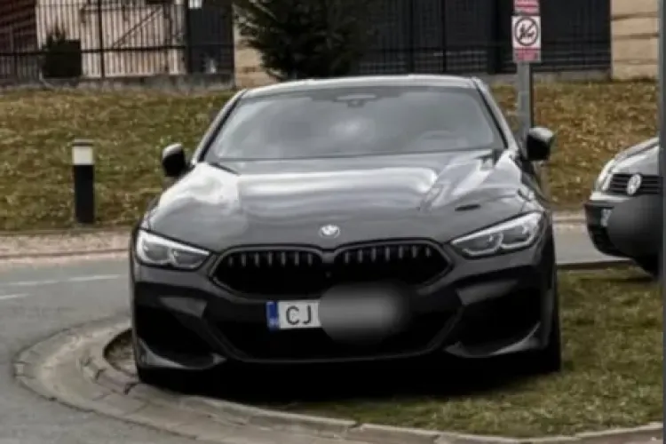 Un șofer de BMW din Cluj și-a găsit loc ,,special” de parcare! Și-a lăsat mașina pe spațiul verde fără nicio grijă - FOTO 