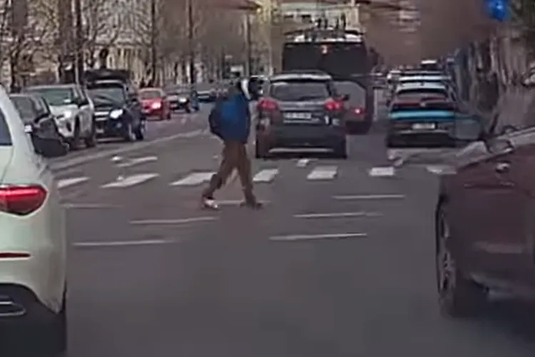 Pieton „kamikaze” în centrul Clujului: Ireal cum traversează inconștient 4 benzi, pe una dintre cele mai aglomerate străzi din oraș- Video camera de bord
