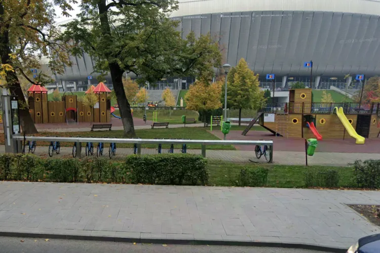 Alertă în Cluj! Un individ periculos se expune indecent în fața copiilor din Parcul Stadion/ Se preface că adună PET-uri și se infiltrează printre cei mici