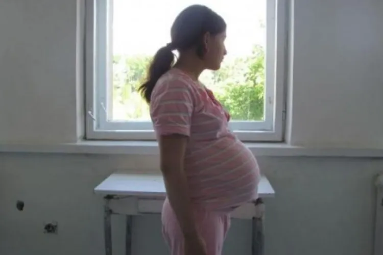 Fată de 14 ani, lăsată însărcinată de un bărbat din Cluj! Individul o ademenea în incinta unei foste ferme și a profitat de ea luni la rând