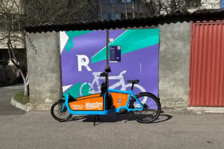 Locuitorii celui mai mare cartier din Cluj au la dispoziție, în mod GRATUIT, o cargo-bicicletă! Poate transporta cumpărături sau chiar și copii - FOTO 