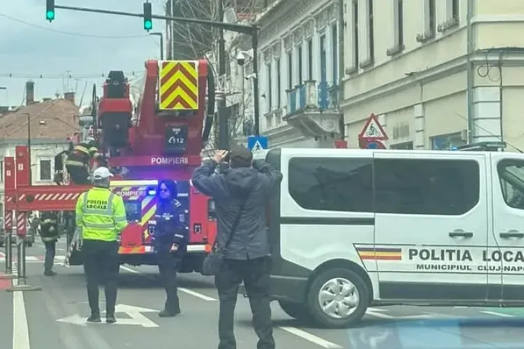Intervenție de urgență a pompierilor în centrul Clujului: Ce pericol amenința trecătorii și de ce a fost necesară o reacție rapidă? FOTO/VIDEO