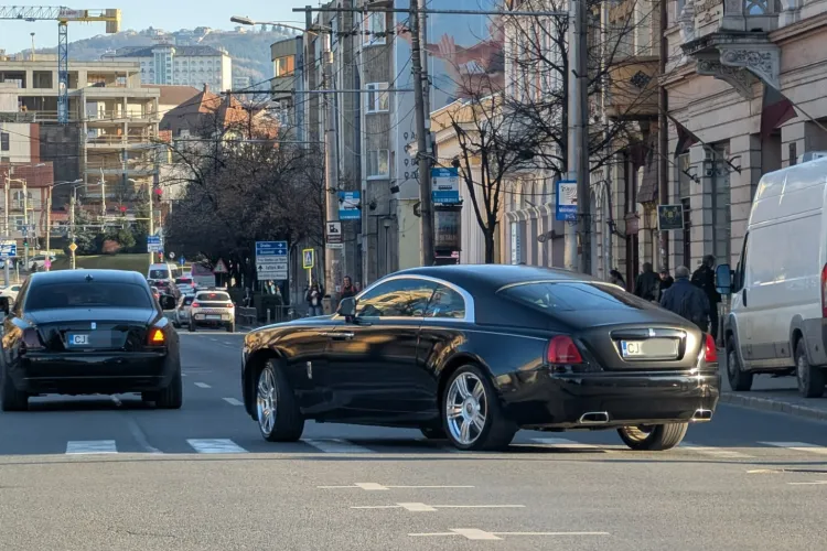 S-a decis: Rolls-Royce e mașina „oficială” a Clujului! Doi bolizi de ULTRA-LUX, deodată, în centrul orașului: „Văd dublu?/Costă cât salariul pe 45 de ani”