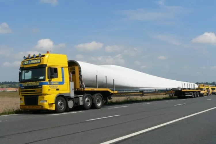 Atenție șoferi! Nouă transporturi agabaritice vor trece prin Cluj-Napoca în perioada următoare. Sunt încărcate cu componente pentru eoliene 