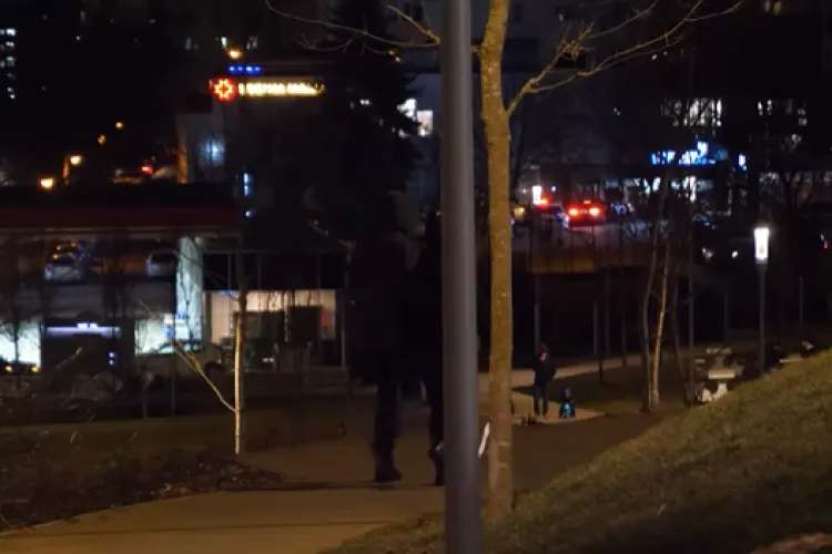 Debandadă totală într-un parc din Cluj! Adolescenți, surprinși ,,în fapt” de o mămică: ,,La foișorul de lângă erau alți copii”