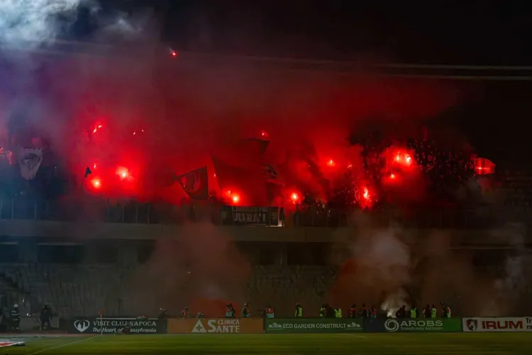 „U” Cluj vs CFR Cluj, un derby cu tensiune maximă! Peluza Vișinie a aprins spiritele: „Le vom arăta ce înseamnă să iubești în alb și vișiniu” 