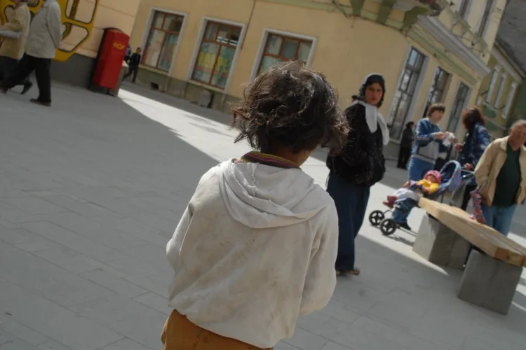 Situație alarmantă la Cluj! Copilași, surprinși la cerșit în fața magazinelor din oraș. De multe ori sunt lăsați singuri cu orele 