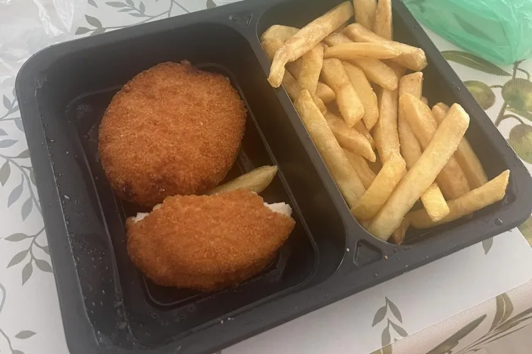 Halal servire la Cluj! O tânără a găsit ceva bizar în comanda sa de mâncare / L-a chemat pe Piedone: „L-a gustat să vadă dacă e bun. Penibil oricum”