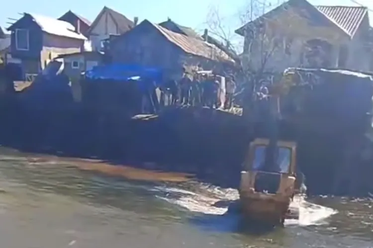 VIDEO Cocioabele romilor de pe malul Someșului din Florești, rase de pe fața pământului. Imagini cu acțiunea dramatică de demolare