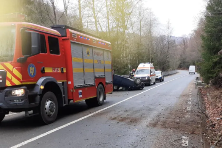 Accident șocant în Cluj!  Un bărbat a scăpat ca prin minune după ce mașina în care se afla s-a răsturnat cu roțile în sus - FOTO 