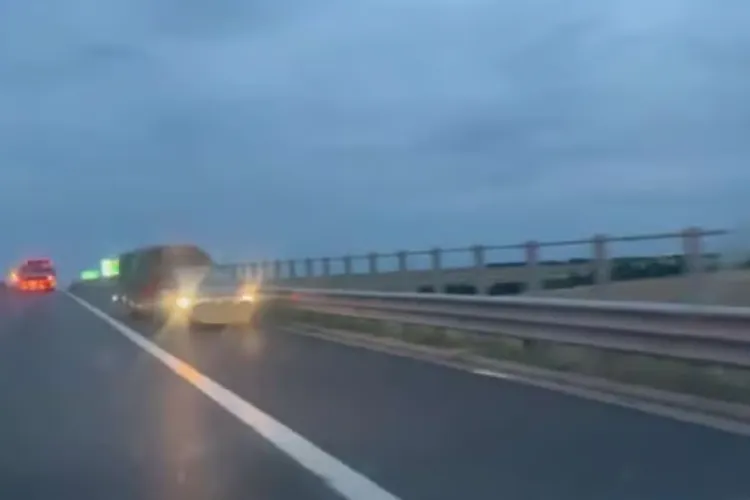 N-ai cum așa ceva: Un șofer a circulat pe contrasens pe autostrada Transilvania A3 cu o autoutilitară ce trăgea și o semiremorcă