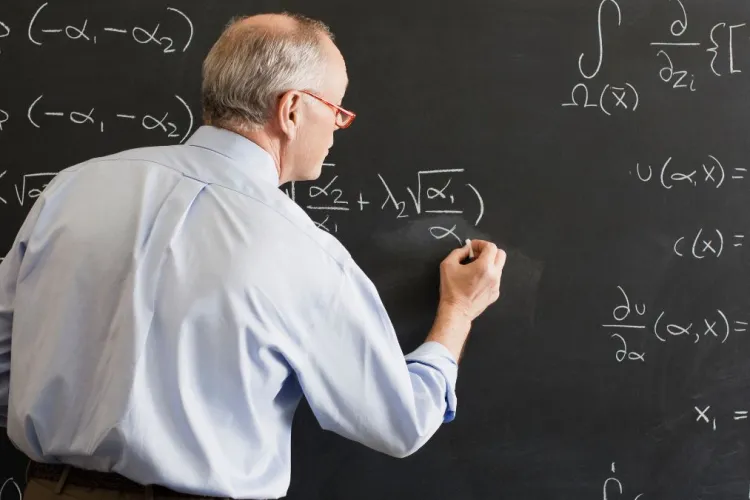 Un profesor de matematică din Cluj a făcut circ la școală și a amenințat cu moartea un polițist. A fost băgat în dubă cu forța și dat afară din învățământ