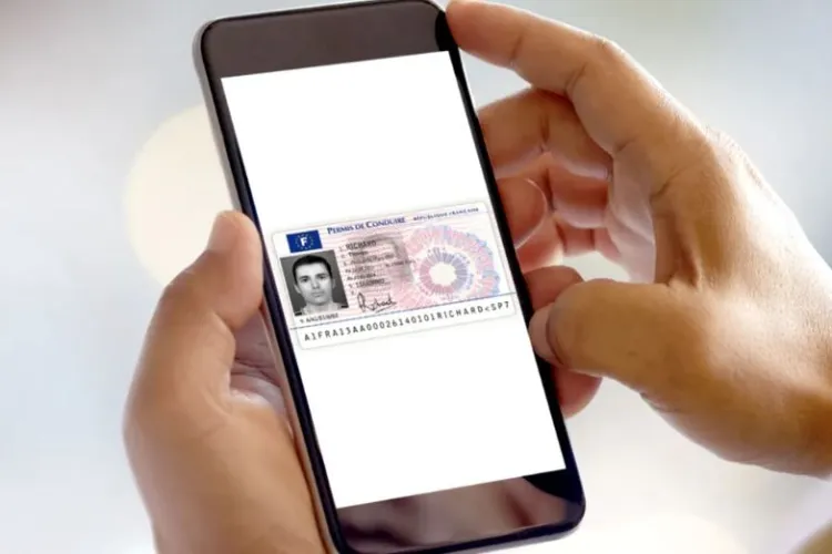 Nu va mai trebui să avem permisul în portofel când conducem. Când va apărea permisul digital și ce este perioada de probă