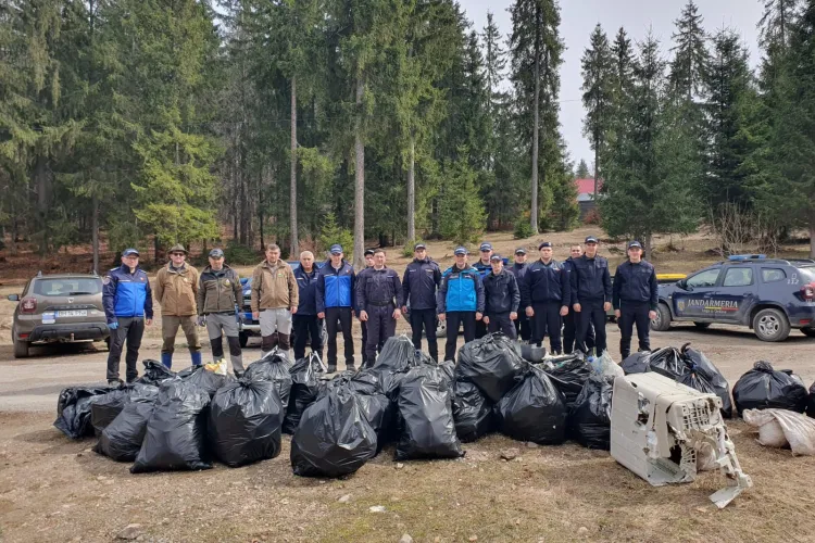 Curățenie de primăvară în Apuseni! S-a strâns o cantitate URIAȘĂ de deșeuri de pe un traseu intens tranzitat de turiști FOTO