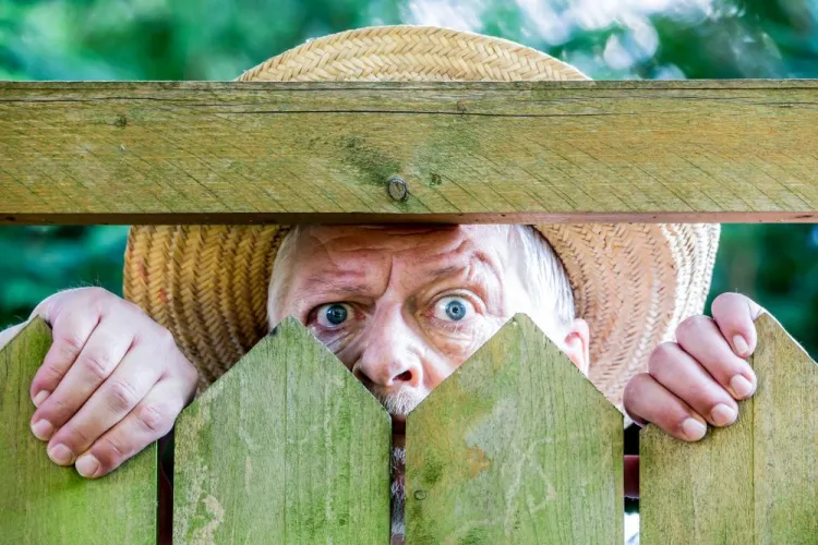 Două surori mutate din Cluj-Napoca la țară, hărțuite de un vecin „scârbos”! Le filmează ilegal, arde deșeuri în curte și se laudă că are pile la poliție