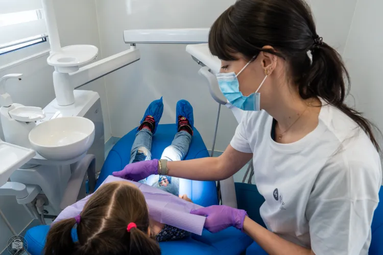 Care sunt cele mai des întâlnite probleme stomatologice ale clujenilor? UMF Cluj oferă consultații GRATUITE pentru adulți și copii FOTO 