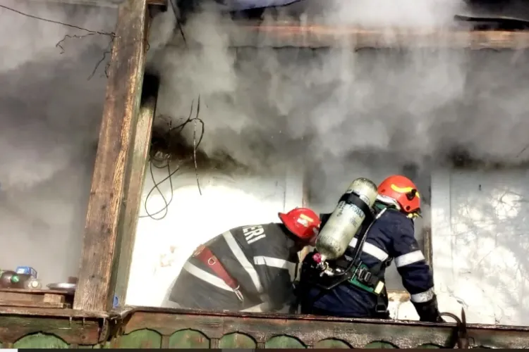 Incendiu pe o stradă din Cluj-Napoca! Există riscul ca flăcările să se extindă. Pompierii intervin cu două autospeciale de mare capacitate