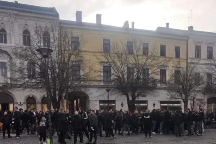 Suporterii lui U Cluj se reunesc chiar acum în Piața Unirii. Centrul orașului a devenit o tribună în aer liber VIDEO