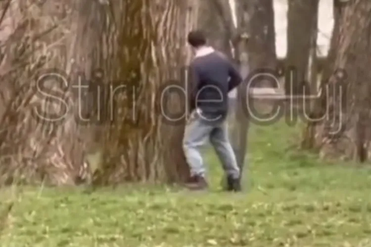 Bărbatul care s-a autosatisfăcut în Parcul Central din Cluj a ajuns în spatele gratiilor! Individul a îngrozit mai multe clujence - VIDEO 