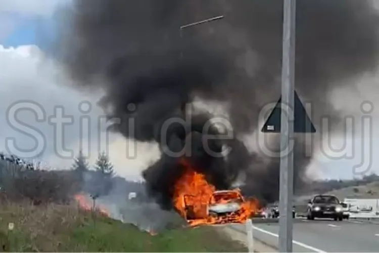 Cluj: Imagini spectaculoase cu mașina care a ars ca o torță la intrare în Vâlcele! Fumul negru s-a ridicat la zeci de metri în aer VIDEO