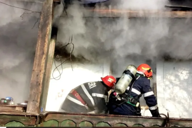 Alertă pe o stradă din Cluj-Napoca! Pompierii intervin pentru stingerea unui incendiu puternic! Un bărbat a suferit un atac de panică 