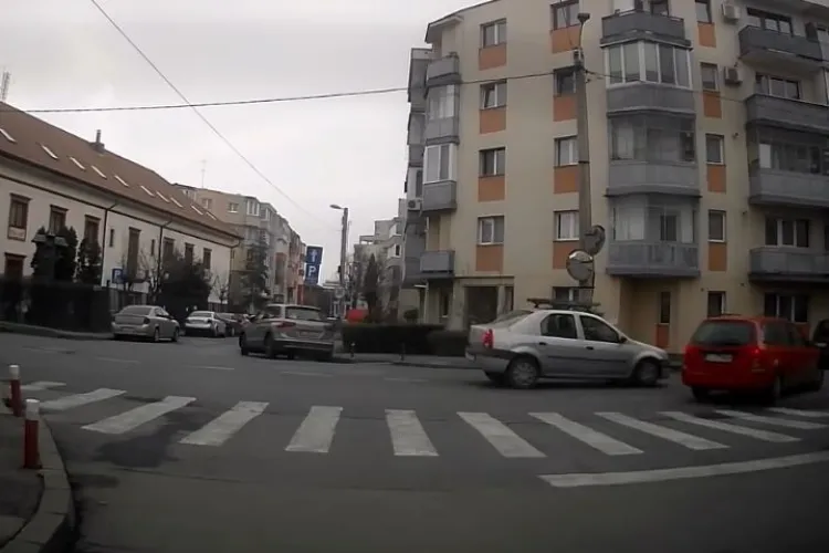 Accident surprins LIVE în Cluj-Napoca: Neatenție care putea duce la o tragedie.  Parcă e un film de la cursurile de conducere defensivă VIDEO