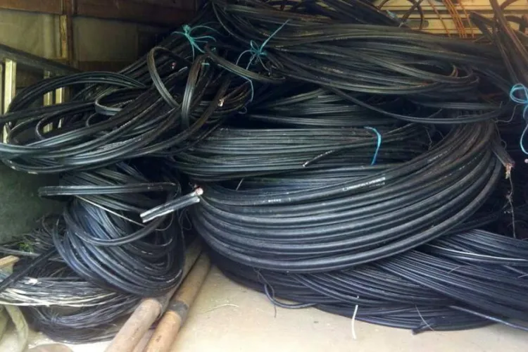 Doi clujeni, arestați după ce au furat zeci de metri de cabluri. Paguba creată este de 10.000 de euro