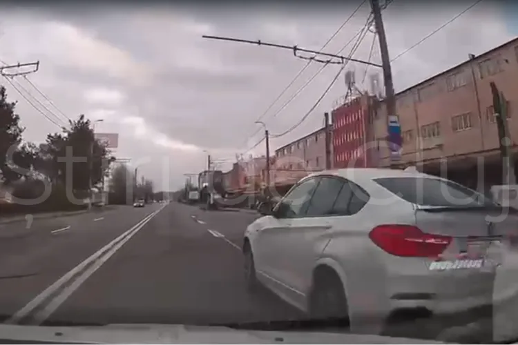 VIDEO Tupeu MAXIM la Cluj! Un „șmecher” cu BMW era să provoace o tragedie lângă aeroport: I-a tăiat fața unui clujean care circula regulamentar