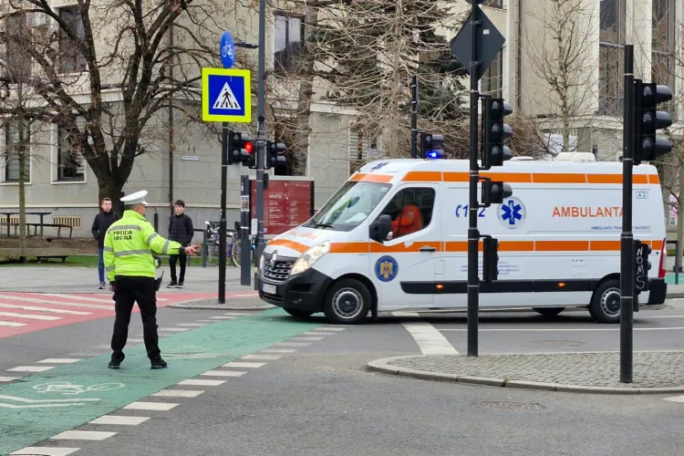 Accident în centrul Clujului! Un pieton a fost lovit de o mașină și transportat de urgență la spital. A trecut neregulamentar strada
