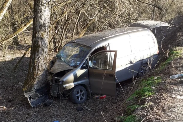 Accident grav în Cluj! Două persoane transportate de urgență la spital, după ce o dubiță s-a izbit de un copac / A intervenit SMURD-ul