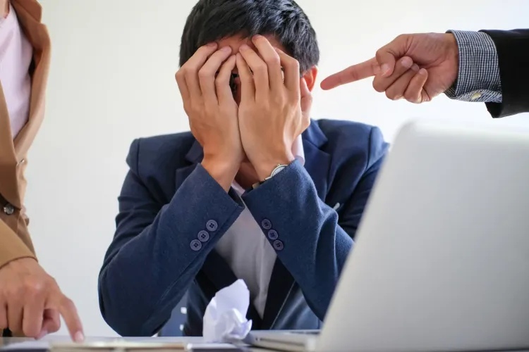 Teroare într-o companie de IT! Programator amenințat cu bătaia de șeful său, pentru că e prea lent: „Golăniile astea se petrec acum că piața e în scădere”