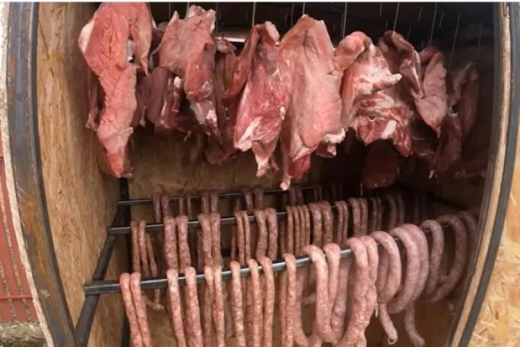 N-a primit primă, dar și-a luat singur „bonusul”! Bărbat din Cluj, prins furând carne și slănină din afumătoarea fostului șef/ A ascuns prada la o prietenă