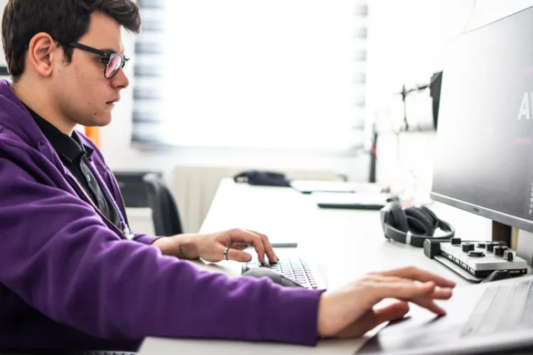 Student la informatică, bulversat de facultate: „Nu știu ce să fac cu viața mea!”/ Ce sfaturi pline de umor i-au dat IT-iștii: „Avem nevoie de livratori”