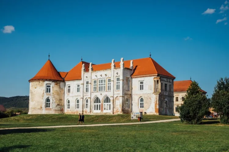 Investiție uriașă pentru „bijuteria istorică” a Clujului! Castelul Banffy va avea o parcare de 1 milion de euro pentru turiști și petrecăreți