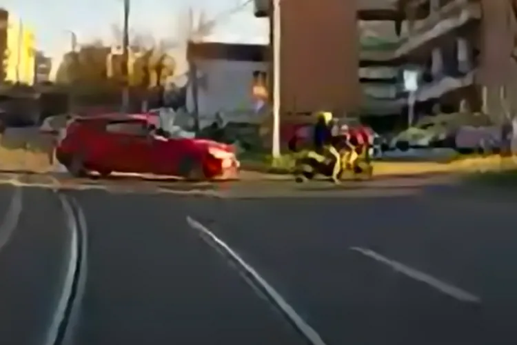 VIDEO LIVE Accident: Scuterist lovit de o mașină în Cluj, în cartierul Mănăștur:  Absolut inexplicabil cum șoferul nu l-a observat. Imagini camera de bord