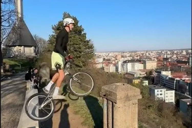 Cascadorie riscantă la Cluj, pe Cetățuie: „Cea mai periculoasă săritură din viața mea”. Cine este tânărul pasionat de risc VIDEO