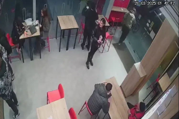 Hoț surprins în „acțiune” pe camere de supraveghere într-o shaormerie din Cluj: ,,Uneori clienții pleacă cu amintiri, alteori…”- VIDEO 