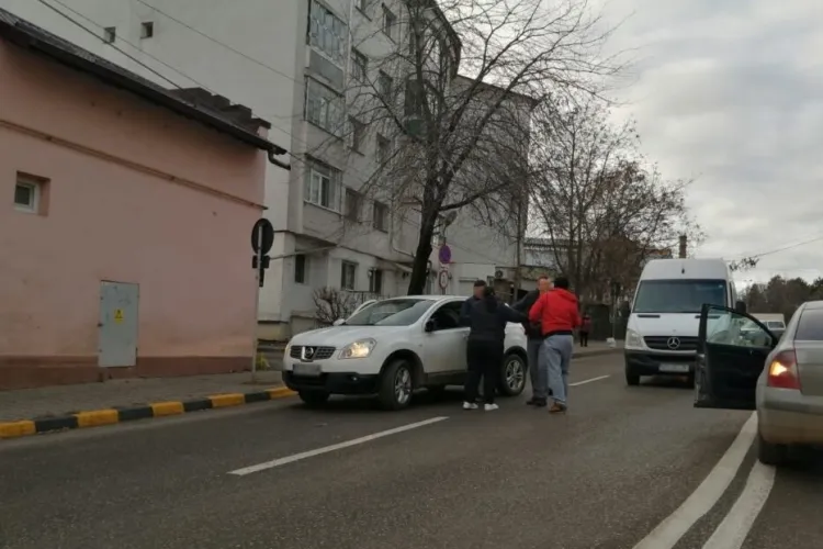 La un pas de tragedie! O femeie din Cluj, urmărită și blocată în trafic de soțul agresiv. A fost nevoită să fugă ca să-și salveze viața