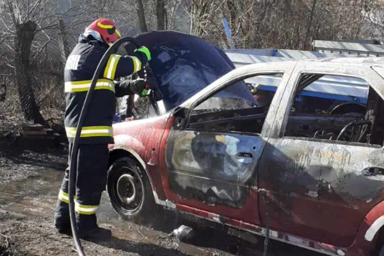 Incendiu în Cluj! O mașină a fost distrusă de flăcări. Totul a pornit de la un aparat de sudură - FOTO 
