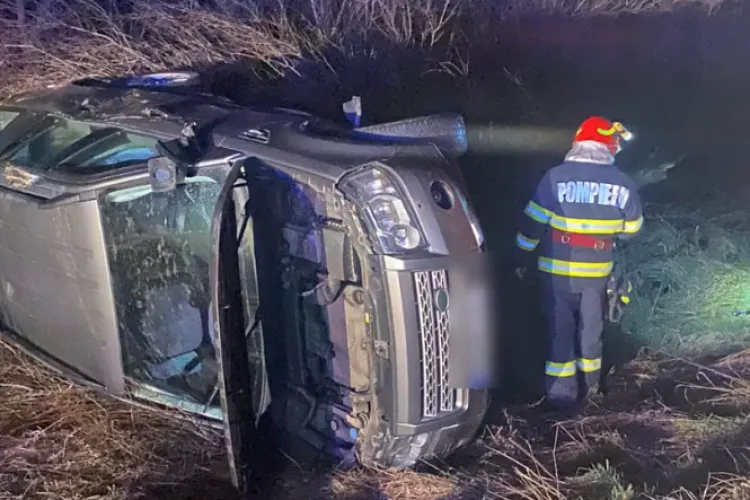 Accident în Cluj! Trei persoane, printre care și o fetiță de 10 ani au ajuns la spital, după ce o mașină s-a răsturnat în afara drumului FOTO