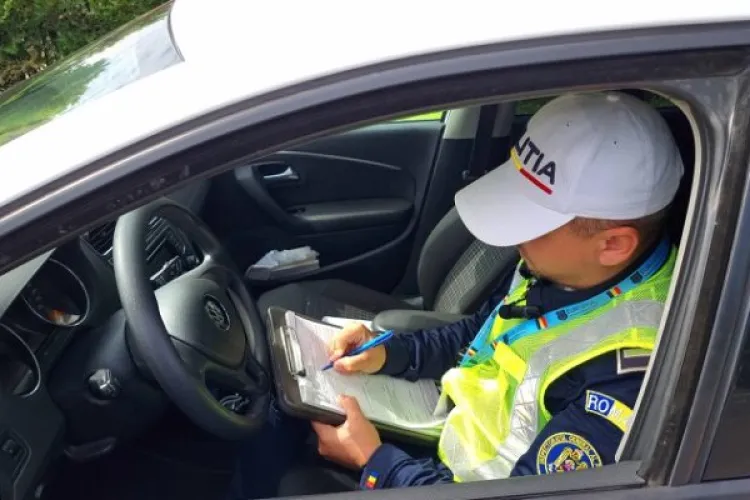 Polițist „kamikaze”, la un pas de TRAGEDIE pe șoselele din Cluj! Era să spulbere un pieton și a depășit o autospecială de poliție pe linia continuă