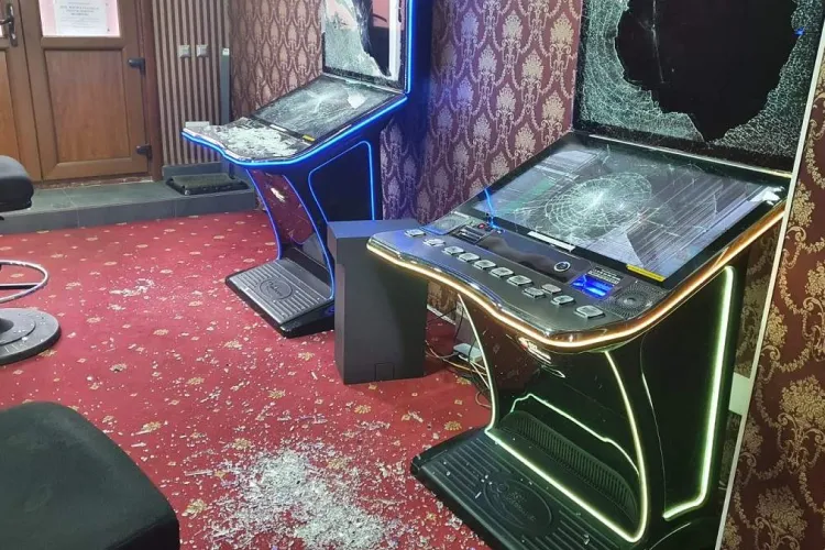 Panică în două săli de păcănele din Cluj! Un individ a distrus aparatele care i-au „mâncat” banii. A aruncat cu scaune printre clienți