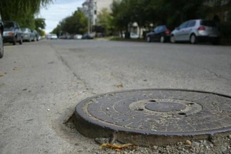 Lucrare de mântuială: un capac de canal creează din nou haos pe o stradă din Cluj-Napoca: „Zgomotul este foarte puternic” 