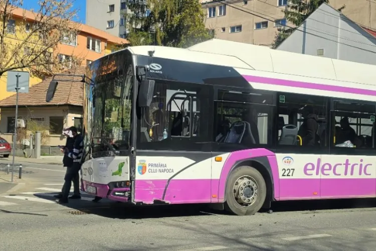 Accident pe strada Nicolae Titulescu din Cluj-Napoca! Un autobuz a fost implicat 