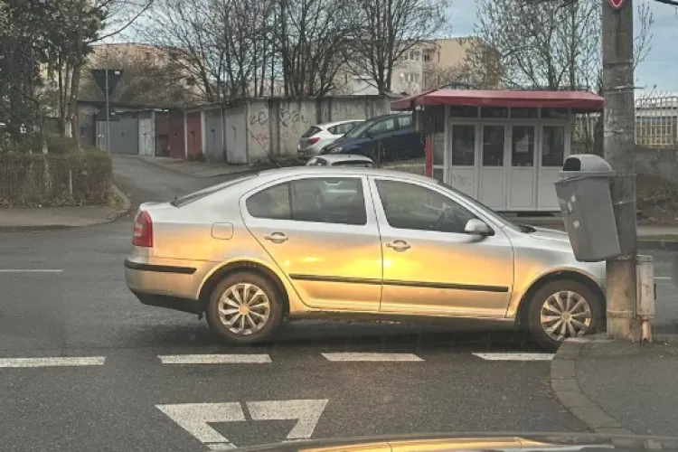 Parcare de toată jena pe o stradă din Cluj! Un șofer și-a lăsat mașina chiar în intersecție:  ,,Apel la Poliția Locală și o parcheaza ei în Someșeni” FOTO